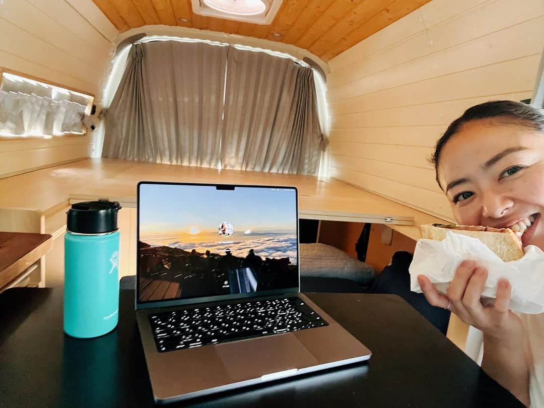 高松いくさんのインスタグラム写真 - (高松いくInstagram)「たまにここで仕事する🚌💻  キャンピングカーに住んでいた時は マットレスもあり日常品全て積んでいましたが  使っていたマットレスは 家🏠で使い ここでお昼寝や💤 車中泊の時は キャンプの時のように 下にクッションやマットをひいて寝ている  こんなに広かったんだな〜🤣  今日も旅するように 素敵な一日を💓  昨日、 オイル交換しにトヨタへ行ったら この車運転できるなら トヨタの車なんでも運転出来ますよ😁 っと言われ なんだか嬉しかった（笑） 運転は大好き💕 ハイエース運転が必要な時はご連絡下さい（笑）  #myhome #lifestyle  #car #carlovers #workstyle #carlifestyle #yoga #sup #supyoga #instructor #camping #online #toyota #トヨタ #トヨタ自動車 #運転好き #車好き」7月15日 7時42分 - iku_takamatsu_trip_sup_yoga