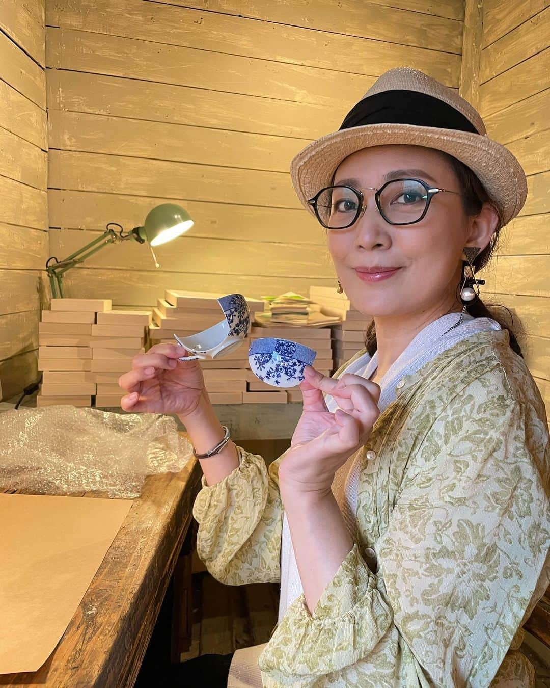 田中美里のインスタグラム：「おはようございます。 今日7月15日（土）のモーニングクルージンは「金継ぎの魅力」美術家、ナカムラクニオさんにゲストにお越しいただき金継ぎの方法や魅力など伺います。  事前にナカムラさんに教わって金継ぎも経験してきましたよ〜。  Sompo  Japan presents MORNING CRUISIN’ は毎週土曜日朝9時から。  #bayfm #bayfm78 #morningcruisin  #モーニングクルージン #ナカムラクニオ #金継ぎ」