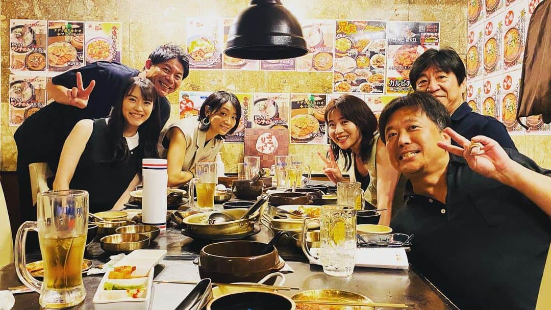 眞鍋かをりのインスタグラム：「アメリカに行っちゃう大橋未歩さんの送別会！懐かしいお仕事仲間で行ってらっしゃいしてきました。 大橋さんほんといつまでもいい女だなあ　NY生活楽しんでください😊 川崎憲次郎さんは時が止まってるのかなと思うくらい変わらない！（外見もトークも🤣）久々なのに最初から最後までずっと爆笑でした！当時は小学生だったお嬢さんがすごく素敵な女性になってて、時が可視化されました😇  #テレ東スポーツ#メガスポ#大橋さん行ってらっしゃい✈️」