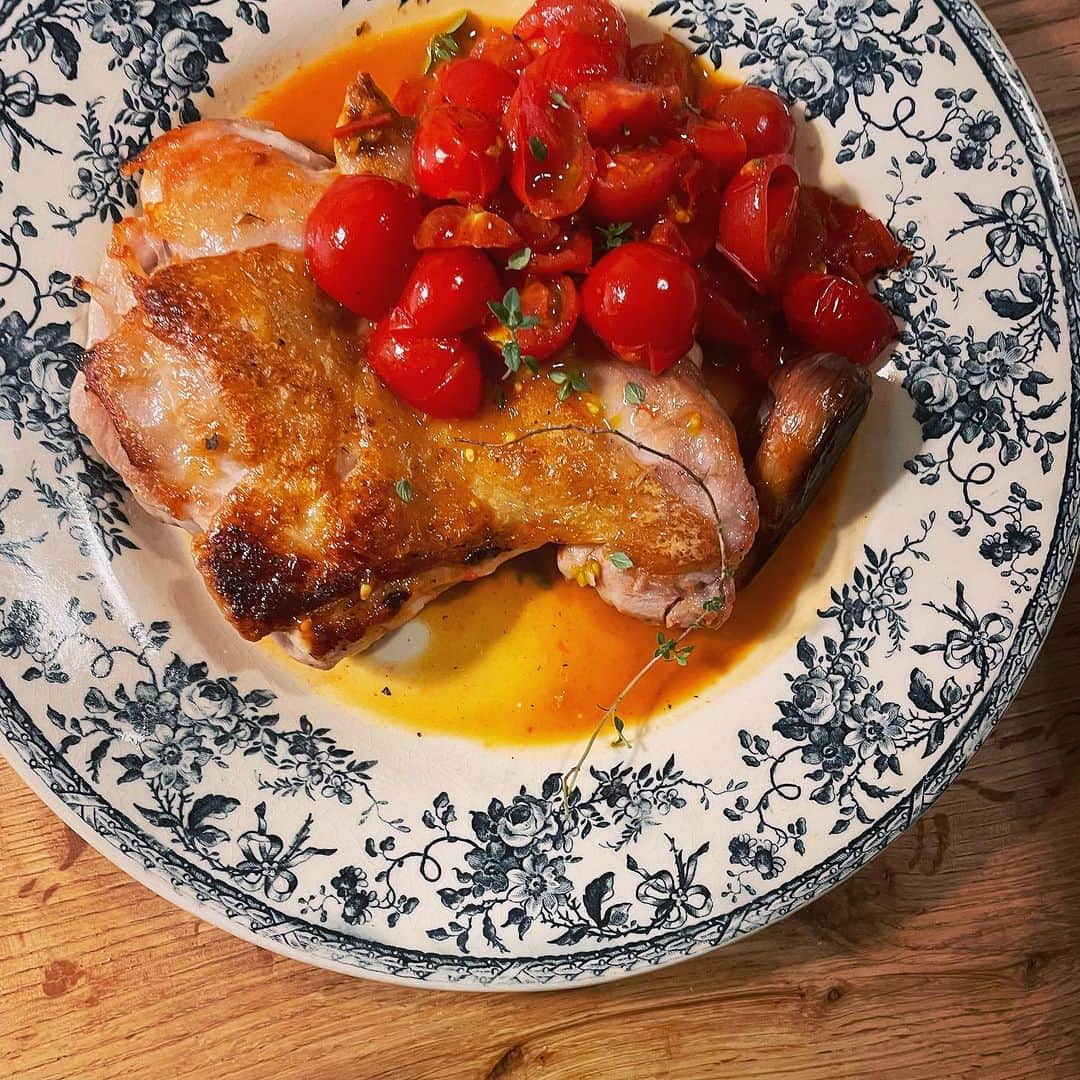若山曜子さんのインスタグラム写真 - (若山曜子Instagram)「鶏とトマト。簡単でおいしい。 こくもあるけどさっぱりいただけて、夏はやっぱりトマトが美味しいなあ。  #フライパン煮込み　にも載せてるレシピ、今回は最初重い鍋（蓋でも）を乗せて放置気味にじっくり焼き、（その間にサラダを作り）皮をパリッとさせてみました。 味付けはごくごく普通に塩胡椒。 少しバルサミコを隠し味に入れるのが私は好きです。  お皿がブルーだったからか、後から見てみたら、なんとなくトリコロールなle 14 juilletの夕ごはんでした（こじつけ）　#ラクしたい日のごはん」7月15日 8時02分 - yoochanpetite