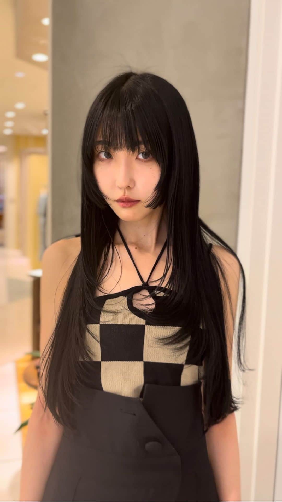 栗原貴史のインスタグラム：「フェイスハイレイヤー　face High layerd  顔まわりデザインは今最もオーダーの多いスタイルです。  @peekaboo_newoman_shinjuku @peekabooacademyofficial @peekaboosalonsofficial @peekaboo_webacademy  #新宿美容室  #newoman新宿  #骨格補正  #骨格補正カット #ボブ  #フェイスレイヤー  #フェイスハイレイヤー  #ロングヘア  #ロングスタイル #ショートヘア #ショートカット #ショートボブ #丸みショート #ゆとりショート #shortcut #hairistyle #contrastdesign #contrastcolor #bob #peekabooneeomanshinjuku」
