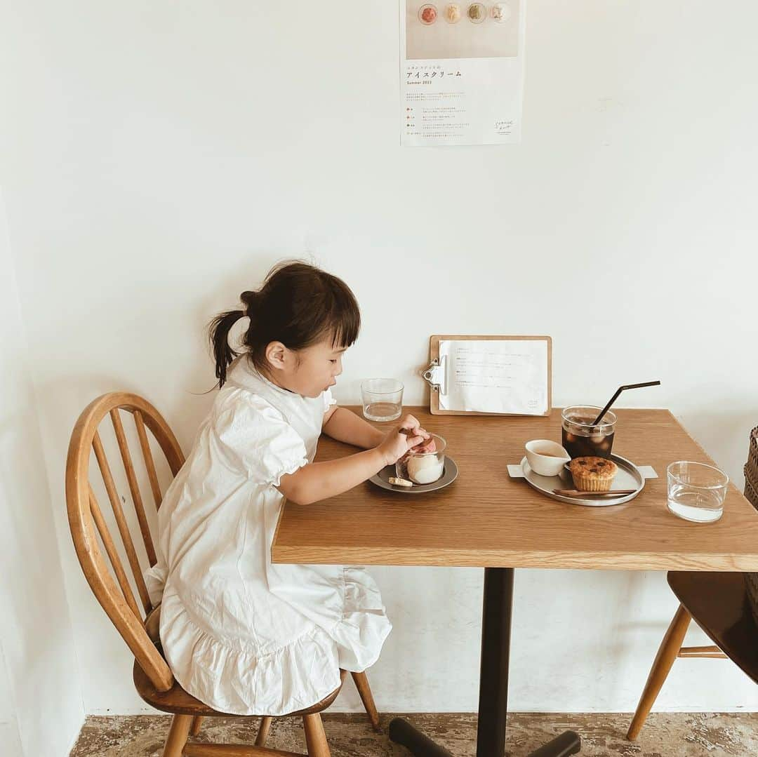 yuiのインスタグラム：「🍧🤍  暑かった日に 甘酒のアイスを食べに🥄  白砂糖不使用だけど ほんのりとした甘さがあって やさしくて、おいしかった💕 こどもにも安心して 食べさせられる マクロビをベースとした 野菜料理のカフェ🧺 次こそはきっとランチを🌿  #daughter#3y2m #cafe#macrobiotic#organic#vegan#veganfood #カフェ#関西カフェ#マクロビ#マクロビスイーツ#アイスクリーム#こどもとおでかけ」