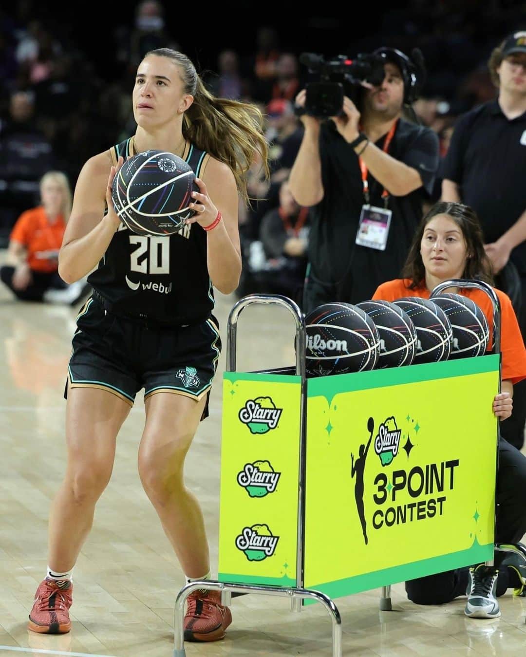 Nice Kicksさんのインスタグラム写真 - (Nice KicksInstagram)「Sabrina Ionescu set the all-time WNBA and NBA 3-point record with 37PTS in the final round of the 3-Point Contest wearing a brand new Nike Sabrina 1 PE 🔥🔥🔥 @nicekickshoops」7月15日 8時13分 - nicekicks