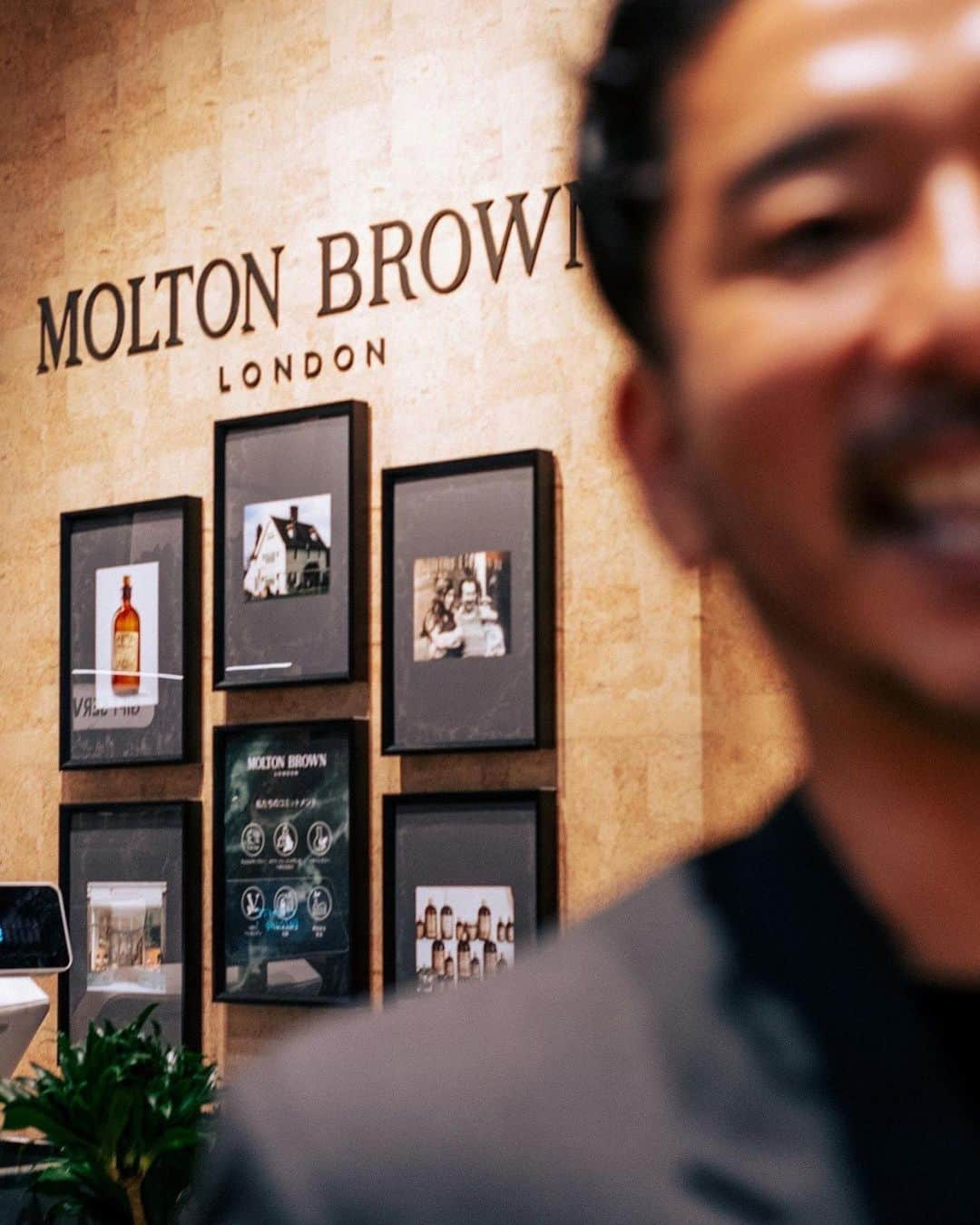 小塚源太のインスタグラム：「MOLTON BROWN KOBE BAL 2023.7.15.GRAND OPENING  英国を代表するフレグランスブランド モルトンブラウン 関西初の大型直営店が神戸バルに本日オープンします。  スペシャリストからの香りの提案やプロダクトの魅力をゆったりと体験できる特別な空間でした。 購買意欲スイッチ必ず入ります(入りました)  ▷前日に開催したプレオープンイベントの模様とともにプレイバック。  ボクたちプレスのお仕事の瞬間瞬間をとらえていただいたかのような写真たちを見返すたび、きっとこの先ずっと初心にかえれそう、そんなエモーション受け取りました。  🙇🏽‍♂️✨  📸 @gqwedding_official  👰🏻‍♀️ @aya_pig_clothes」