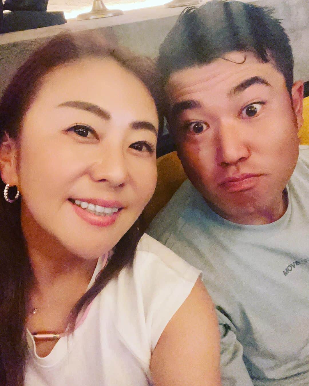 佐伯三貴のインスタグラム：「お久しぶりに会えたね😊  全英頑張ってきてね❣️⛳️  やっぱり髭はないほうがいいね。笑  都会のど真ん中でわざと素通りやめてね。笑  またダーツしようね🎯笑  楽しかったね。  いってらっしゃい🇬🇧」