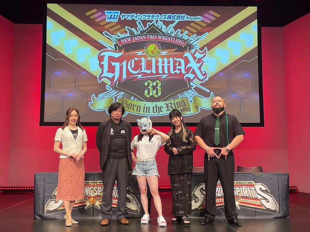 元井美貴のインスタグラム：「今日から新日本プロレスの真夏の最強決定戦 #njpw #G1climax33 が開幕しますね！  先日「優勝予想大討論会 #G133討論会」で MCを担当させていただきました  熱い予想を展開してくださった 木谷高明さん✨ スターライト・キッド選手✨ 相羽あいなさん✨ グレート-O-カーン選手✨  撮影の時はボタンをしてしまってほぼ見えないのですが… 元井のジャケットの下はEddie Kingston 選手シャツでした 今年のG1も楽しみですね🌻🔥」