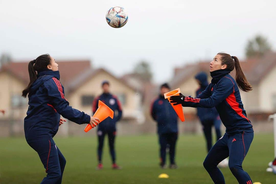 サッカーチリ代表チームさんのインスタグラム写真 - (サッカーチリ代表チームInstagram)「😅 Activación recreativa en el entrenamiento de #LaRojaFemenina 🇨🇱⚽️  💪 Continuamos con el microciclo de la Fecha FIFA   📸 Carlos Parra   #VamosLaRojaFemenina #VamosChile」7月15日 8時25分 - laroja