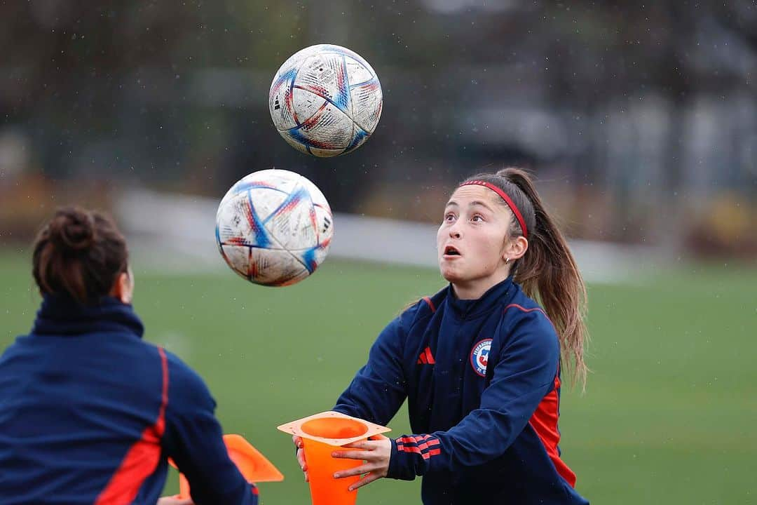 サッカーチリ代表チームさんのインスタグラム写真 - (サッカーチリ代表チームInstagram)「😅 Activación recreativa en el entrenamiento de #LaRojaFemenina 🇨🇱⚽️  💪 Continuamos con el microciclo de la Fecha FIFA   📸 Carlos Parra   #VamosLaRojaFemenina #VamosChile」7月15日 8時25分 - laroja