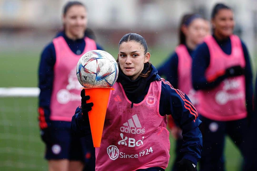 サッカーチリ代表チームさんのインスタグラム写真 - (サッカーチリ代表チームInstagram)「😅 Activación recreativa en el entrenamiento de #LaRojaFemenina 🇨🇱⚽️  💪 Continuamos con el microciclo de la Fecha FIFA   📸 Carlos Parra   #VamosLaRojaFemenina #VamosChile」7月15日 8時25分 - laroja