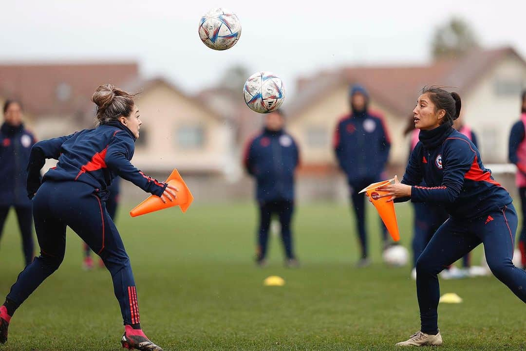 サッカーチリ代表チームさんのインスタグラム写真 - (サッカーチリ代表チームInstagram)「😅 Activación recreativa en el entrenamiento de #LaRojaFemenina 🇨🇱⚽️  💪 Continuamos con el microciclo de la Fecha FIFA   📸 Carlos Parra   #VamosLaRojaFemenina #VamosChile」7月15日 8時25分 - laroja