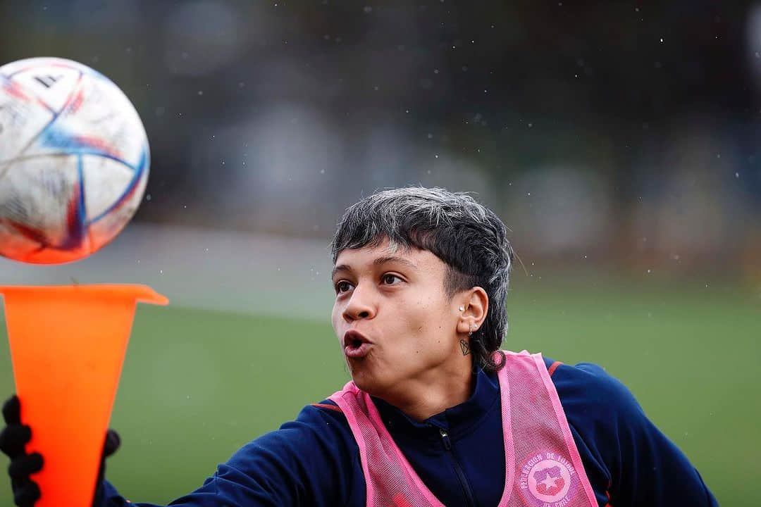 サッカーチリ代表チームさんのインスタグラム写真 - (サッカーチリ代表チームInstagram)「😅 Activación recreativa en el entrenamiento de #LaRojaFemenina 🇨🇱⚽️  💪 Continuamos con el microciclo de la Fecha FIFA   📸 Carlos Parra   #VamosLaRojaFemenina #VamosChile」7月15日 8時25分 - laroja