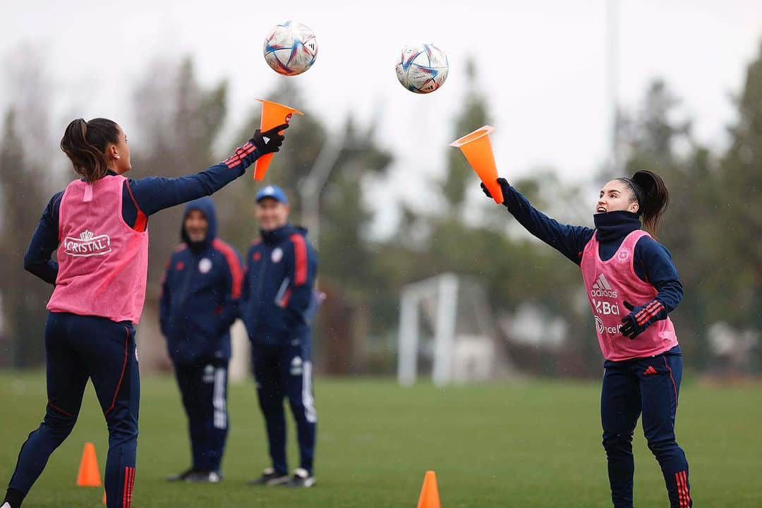 サッカーチリ代表チームさんのインスタグラム写真 - (サッカーチリ代表チームInstagram)「😅 Activación recreativa en el entrenamiento de #LaRojaFemenina 🇨🇱⚽️  💪 Continuamos con el microciclo de la Fecha FIFA   📸 Carlos Parra   #VamosLaRojaFemenina #VamosChile」7月15日 8時25分 - laroja