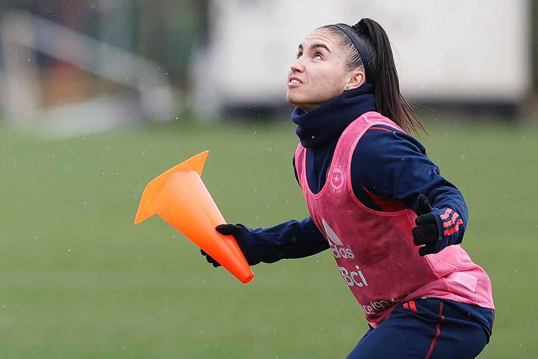 サッカーチリ代表チームさんのインスタグラム写真 - (サッカーチリ代表チームInstagram)「😅 Activación recreativa en el entrenamiento de #LaRojaFemenina 🇨🇱⚽️  💪 Continuamos con el microciclo de la Fecha FIFA   📸 Carlos Parra   #VamosLaRojaFemenina #VamosChile」7月15日 8時25分 - laroja