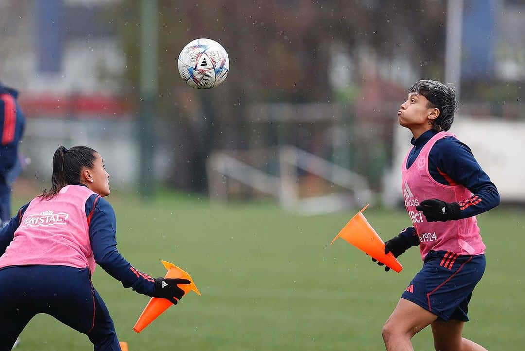 サッカーチリ代表チームさんのインスタグラム写真 - (サッカーチリ代表チームInstagram)「😅 Activación recreativa en el entrenamiento de #LaRojaFemenina 🇨🇱⚽️  💪 Continuamos con el microciclo de la Fecha FIFA   📸 Carlos Parra   #VamosLaRojaFemenina #VamosChile」7月15日 8時25分 - laroja