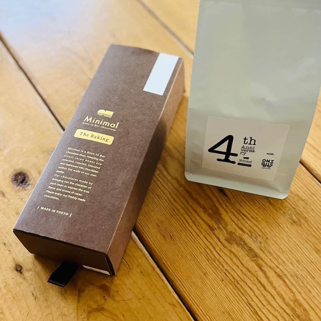 OKAのインスタグラム：「頂いたMinimalの木苺のチョコレートケーキと浅煎りのコーヒーがぴったりだった。最高♪ @minimal_beantobarchocolate」