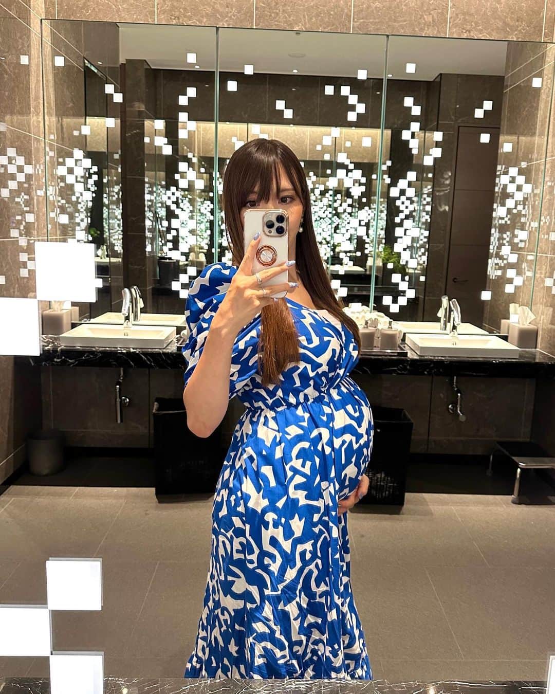 jun fitnessさんのインスタグラム写真 - (jun fitnessInstagram)「いよいよ妊娠9ヶ月🤰 2人目はお腹出るの早いというけど、 私も8ヶ月ごろから、 既にリナの時の臨月くらい出てて、 この先更に出てくると思うと心配🥹🥹  街を歩いてて、 流石に妊婦だと一目瞭然だからか、 お友達も、見ず知らずの方も、 気遣ってくれる事が多くて 優しい世の中だなと感じております💓  #baby#Babygirl#kids#2y#2月生まれ#女の子ママ#2歳#姉妹ママ#育児#子育て#ママライフ#妊婦ライフ#マタニティ#maternity#pregnant#妊娠後期#妊娠9ヶ月#第二子妊娠中#2023年8月生まれ#32weekspregnant」7月15日 8時27分 - jjfitness44