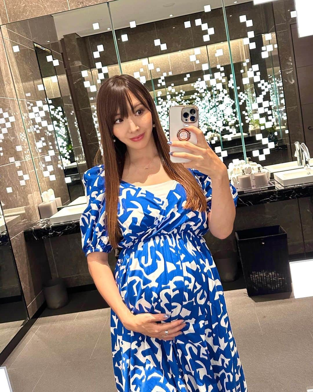 jun fitnessさんのインスタグラム写真 - (jun fitnessInstagram)「いよいよ妊娠9ヶ月🤰 2人目はお腹出るの早いというけど、 私も8ヶ月ごろから、 既にリナの時の臨月くらい出てて、 この先更に出てくると思うと心配🥹🥹  街を歩いてて、 流石に妊婦だと一目瞭然だからか、 お友達も、見ず知らずの方も、 気遣ってくれる事が多くて 優しい世の中だなと感じております💓  #baby#Babygirl#kids#2y#2月生まれ#女の子ママ#2歳#姉妹ママ#育児#子育て#ママライフ#妊婦ライフ#マタニティ#maternity#pregnant#妊娠後期#妊娠9ヶ月#第二子妊娠中#2023年8月生まれ#32weekspregnant」7月15日 8時27分 - jjfitness44