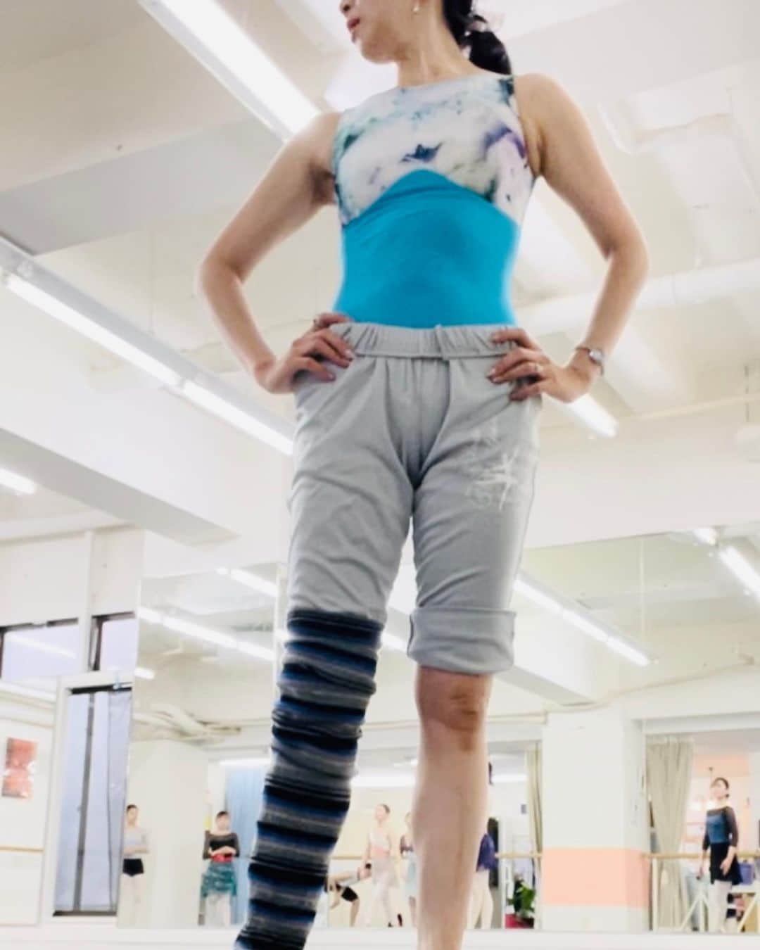 井脇幸江さんのインスタグラム写真 - (井脇幸江Instagram)「夏のレオタード🦋 @leotard.tokyo   鮮やかなブルーと華やかな花柄  生地がよく、動いていてとても優しくフィットするし、背中のカットラインも美しくて、大のお気に入りの形です🥰  スカートも合わせたので、その写真はまたいつか😆🩵🩷  #Ballet #Dancer #バレエ #バレエダンサー #芸術 #芸術観賞 #舞台 #stage #トスカ #大人 #美の世界 #四ッ谷 #Iwaki Ballet Company #IBC #バレエスタジオ #バレエ教師 #バレエ教室 #美しい #楽しい #人生 # 健康 #東京 #井脇幸江」7月15日 8時33分 - yukie.iwaki
