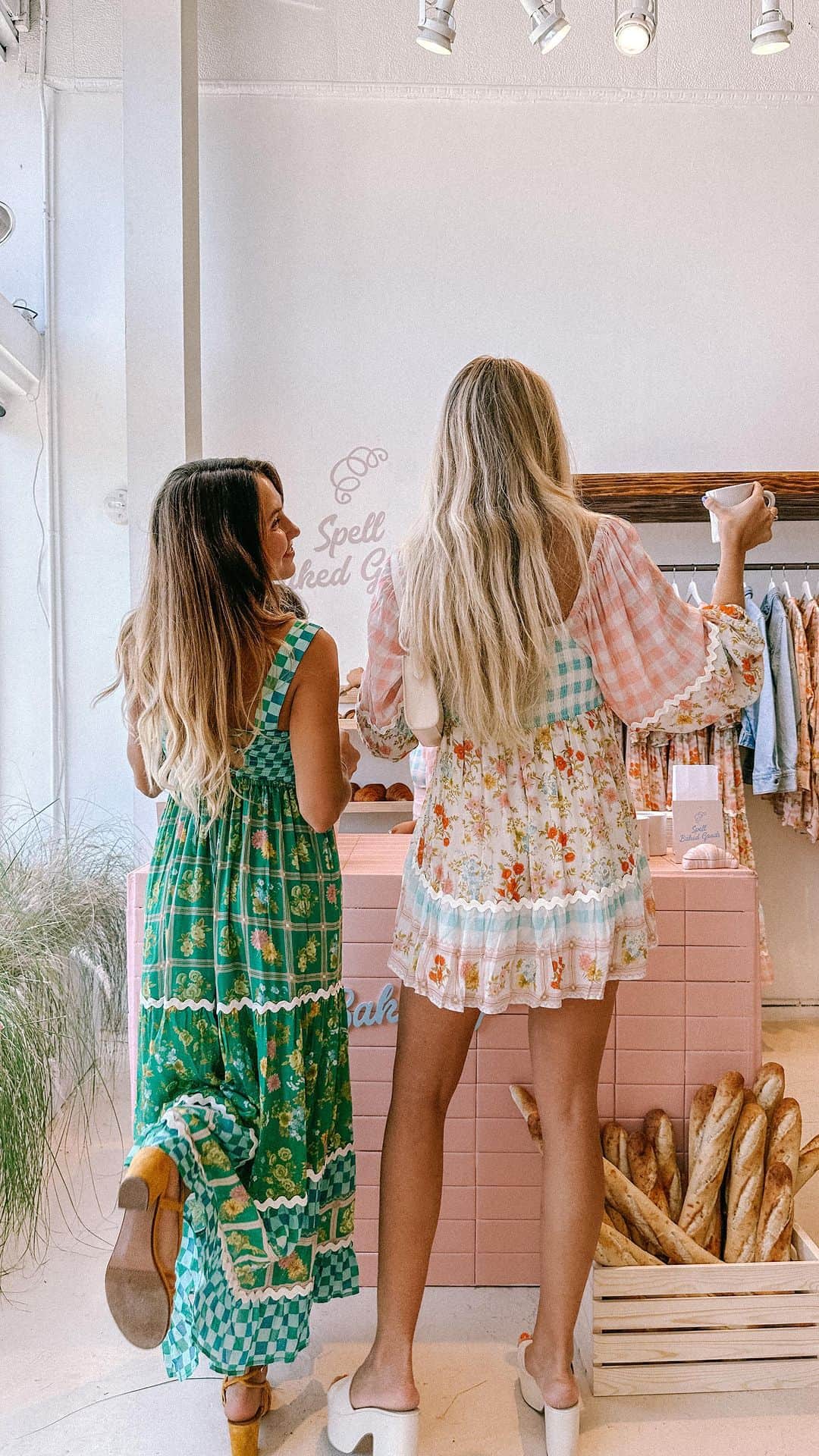 SPELLのインスタグラム：「Visit our Venice Pop-Up with @amelia.edmondson + @chelseypecoy 💕 and don’t miss out on our final day of Spell Back Goods tomorrow from 11am ‘til 1pm ~ join us for coffee + croissants ☕️🥐 #SpellFlora #SpellBakedGoods」