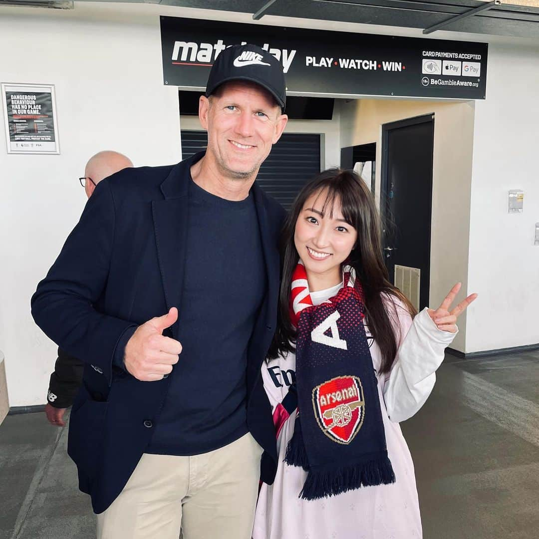 笹木香利さんのインスタグラム写真 - (笹木香利Instagram)「笹旅でArsenal Womenのchampions leagueを観戦に行った時に出会った @gabrielpchapman 🫶 女子サッカーのコーチをしていて、米英を中心に各国を渡り歩いてるらしい◎  携帯の充電が3%しかなくて困っていたところ、笹旅メンバーのおひとりがモバイルバッテリーを貸してあげて、充電している間ビールを飲みながらお話ししました！✌︎✌︎  以前なら、わあああ英語こわいよ〜わかんないよ〜〜ってにこにこ誤魔化して終わりだったと思うんですけど、ほんとにRIZAP ENGLISHの成果を感じた！  まあわかんなくてもなんとかなるだろ、ていうか聞くだけならなんとなく話してることはわかるぞ…？これなんかいけるやつでは…？的な！ 英語ぺらっぺらHIS神岡さんが時折通訳して助けてくれたものの、サシでもちょいちょい話せました◎  ”英語の勉強始めたところなんだよ〜” ”勉強始めてどのくらい経つの？” “いまで1ヶ月ちょいかな？” “ま！じ！で！？めちゃくちゃすごいじゃん！喋れるじゃん！ほんと！？信じらんない！すごい！！！” みたいな感じで、とにかく褒めてくれるので超絶調子のりながら会話できました！笑  ああ、なんか意外と喋れたなって気持ちは自信になるし、英語へのモチベーションがあがりますね🔥  わたしの場合は特に英語力とかの前に、 「通じなかったら怖いから話しかけない」とか「尻込みしてコミュニケーション取れない」みたいなメンタル的な英語への苦手意識無くなったことが本当に大成長！！ これほんと心からこれからも続けたいし英語学び直したいと思ってる人に本当におすすめです！🙆‍♀️」7月15日 8時55分 - kaorisasaki_official