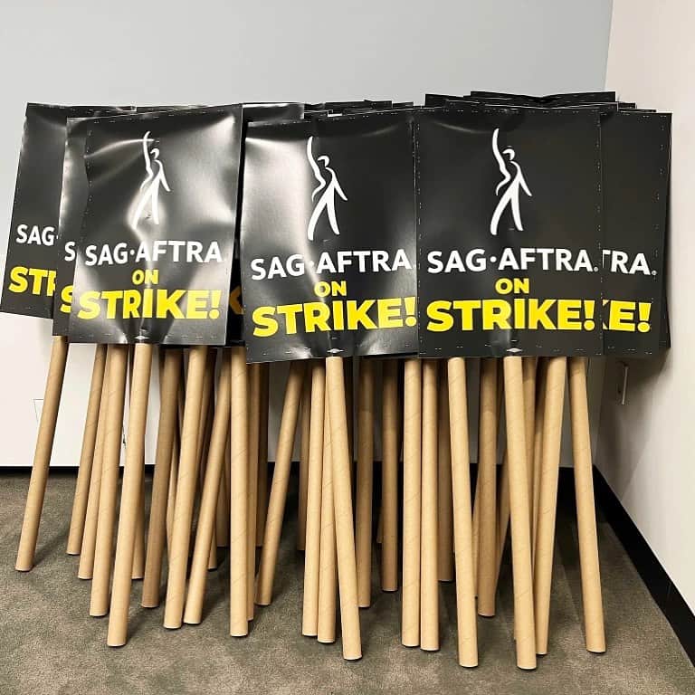 ジェシー・タイラー・ファーガソンのインスタグラム：「everyone deserves their fair share. #sagstrike」