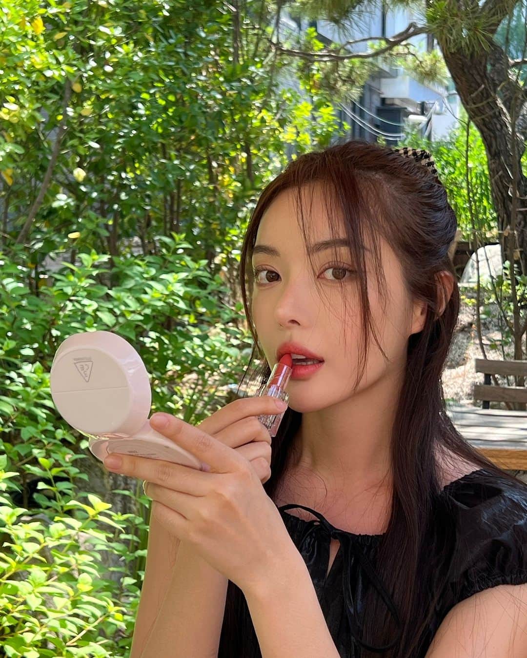 Official STYLENANDAのインスタグラム：「무덥고, 습한 여름💦을 산뜻하게🌿  톡톡 수정 화장하기 좋은 3CE BARE COVER CUSHION 싱그러운 라임 컬러룩까지 🍋🌿  #3CE #3CESTYLENANDA #OOTD #2023sscollection #3cefashion #summerlook #3CEBARECOVERCUSHION」