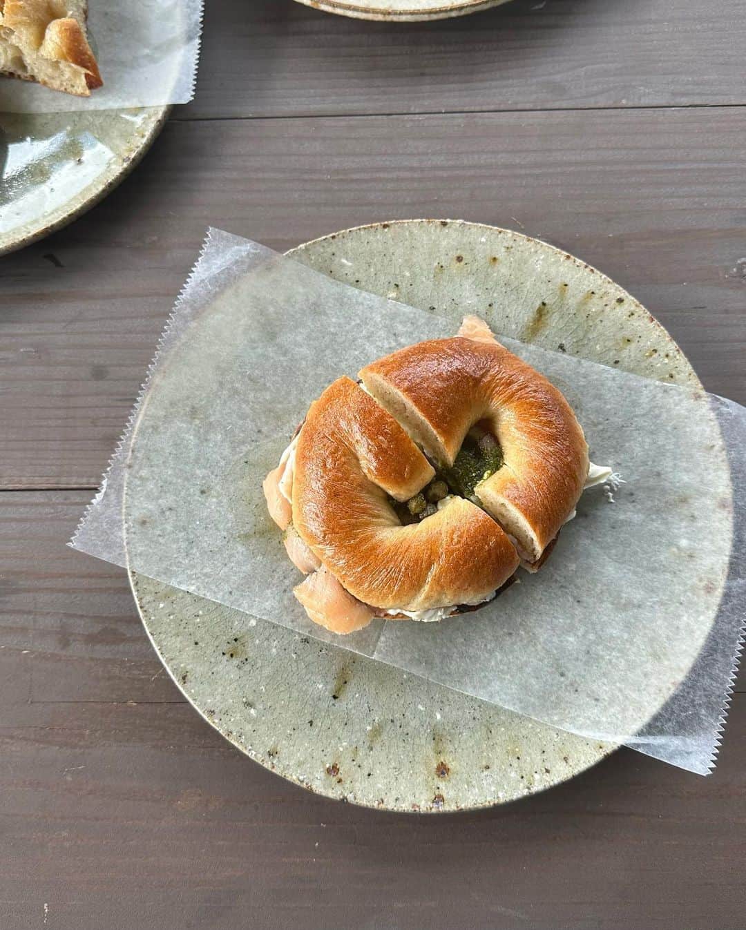 西村彩香さんのインスタグラム写真 - (西村彩香Instagram)「.  1年で360日はパンを食べてる パン好きな私は 沖縄でも行きたいパン屋さんが ありすぎて困ってます。  @commons.okinawa もその一つ  ✔︎ブルーベリークリームチーズ ✔︎スモークサーモンのサンド ✔︎ローズマリーのフォカッチャ  ここのベーグル🥯 "もちむぎゅ"で外はカリッと焼いてくれて ベーグル史上NO.1に好き🫢🫠  お店も開放的で気持ちよかった🌴  #commonsokinawa  #沖縄パン屋  #沖縄カフェ #読谷村カフェ  #okinawacafe  #leimoni_okinawa」7月15日 9時05分 - leimoni_n