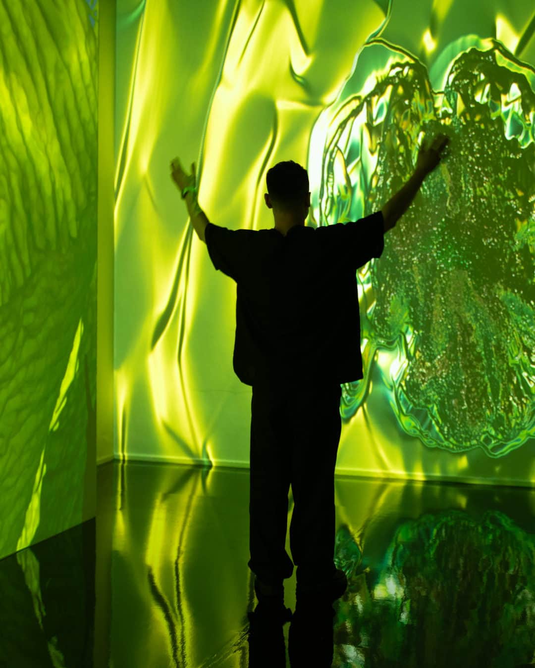 ドゥラメールのインスタグラム：「MIRACLE UNVEILED: It All Starts in the Sea  Upon entering our exclusive event celebrating the world’s leading conference for dermatology, guests found themselves immersed in the flowing fronds of a kelp forest—a virtual imagining of the undersea world that inspires La Mer.  Through unique bio-fermentation, Dr. Max Huber discovered he could unlock the incredible power of Macrocystis pyrifera (better known as Giant Sea Kelp) to create Miracle Broth™.   Now, over 50 years since his epiphany, a board of dermatologists has reviewed clinical data that shows Miracle Broth’s anti-irritation activities on skin. But none of this amazing skincare science would be possible without kelp.   In the pristine waters off Vancouver Island, nutrient-rich currents create a uniquely nourishing environment for Giant Sea Kelp. With great reverence for this extraordinary ecosystem, we harvest just the very tops of the kelp, a technique that ensures the sustainability of this resource.  #LaMer #MiracleBroth」