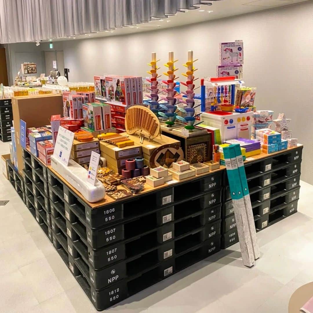 ボーネルンドのインスタグラム：「【本日と明日開催!】 パッケージ破損品が特別価格 「PASS THE BATON MARKET Vol.12」 出店 ---------------  7/15 (土)・16(日)の2日間、 コクヨ東京品川オフィス「THE CAMPUS」にて開催の "PASS THE BATON MARKETに出店いたします。  PASS THE BATON MARKETは、企業やブランドの倉庫に眠っ ていた規格外品やデッドストックアイテムを集めた、一風変わ った蚤の市です。  ボーネルンドは、地球をすべての子どもたちにとって、安心して遊べる場所として未来に残していきたいと考えています。 今回はたくさんのお客様に支持いただく人気遊具から、パッケ ージ破損品を中心に25%~50%OFFの特別価格でご提供いたし ます。  今回は新企画「ぱちゅざばとんまーけっと」が登場。大人もこどもも‟コドモゴコロ”がときめく、新設エリアが会場２階大ホールにて広がっており、ボーネルンドもこちらに出店しています！今までと出店場所が異なりますので、お気をつけください。  お近くにお越しの際は、ぜひお立ち寄りください。  @passthebaton_market @passthebaton_official  --------------- PASS THE BATON MARKET Vol.12  ●日時: 23年7月15日(土)~16日(日) 11:00~19:00 ※最終日18時終 了/雨天決行/最終入場は終了時間の30分前となります ●場所:コクヨ東京品川オフィス THE CAMPUS  　JR品川駅港南口より徒歩3分 ●お申込み: 公式サイトのフォーム入力または公式LINEにて事前申込み ●入場料:300円 ※小学生以下無料 ●お支払い:交通系IC・クレジットカードのみ ●主催:PASS THE BATON  ボーネルンドについては、プロフィールのリンクから、詳し い情報をご覧いただけます→@bornelund  #ボーネルンド #bornelund #børnelund #子どものいる暮らし #子育て #玩具 #アウトレット #蚤の市 #passthebaton #passthebatonmarket #品川 #passthebaton #パスザバトン #パスザ バトンマーケット#ぱちゅざばとん」