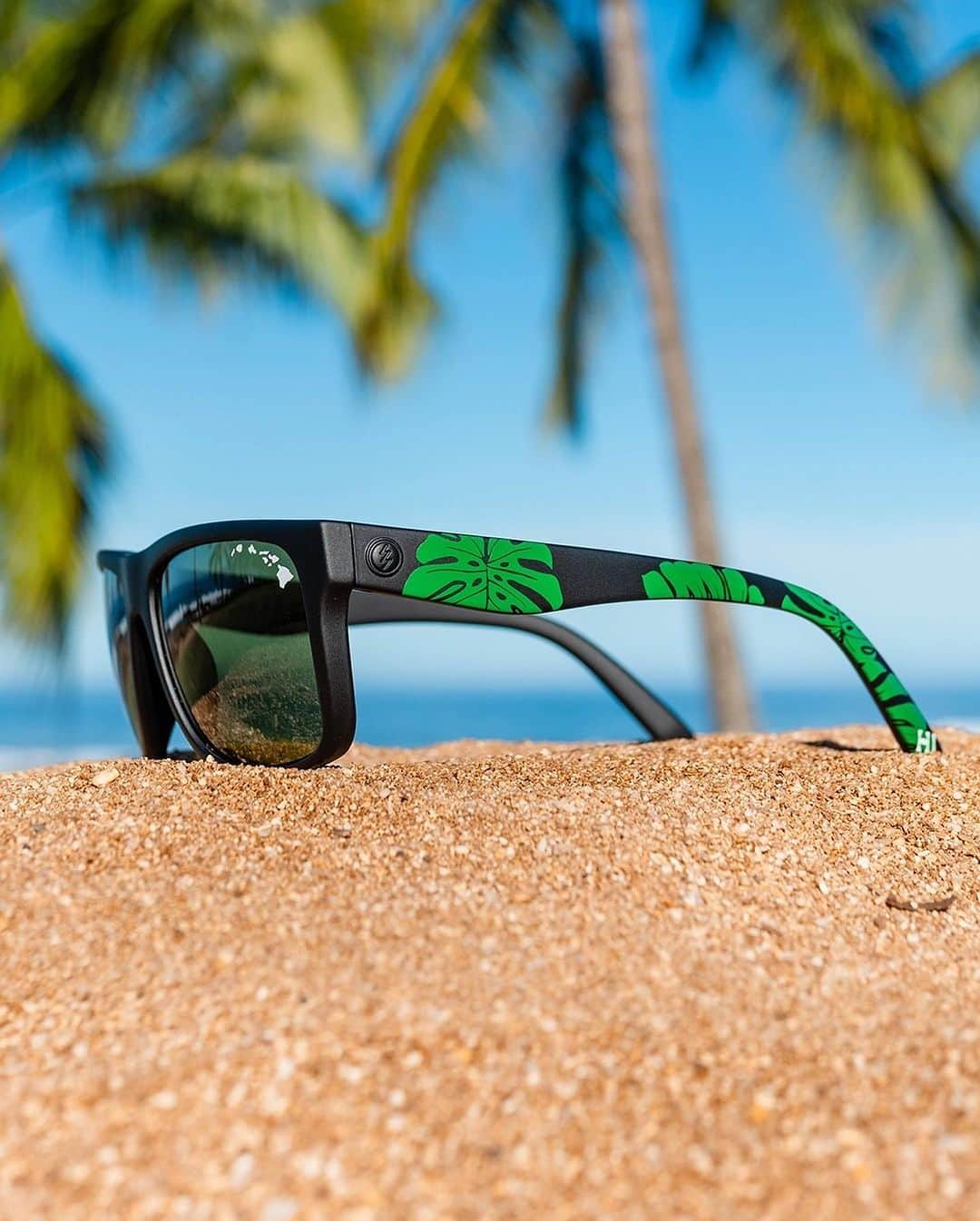 Electric_Fishingのインスタグラム：「Introducing two new color stories inspired by the Aloha spirit. Get a taste of the islands with our Knoxville and Swingarm frames! This limited colorway features custom leaf, island, and HI prints in our best-selling Knoxville and Swingarm frames.⁠ ⁠ A portion of proceeds from these Hawaiian inspired frames will be donated to our partners @sustainablecoastlineshawaii⁠ ⁠ 🌺🌴🕶️  #ElectricSunglasses #PolarizedSunglasses #StyleThatPerforms #ElectricFishing」