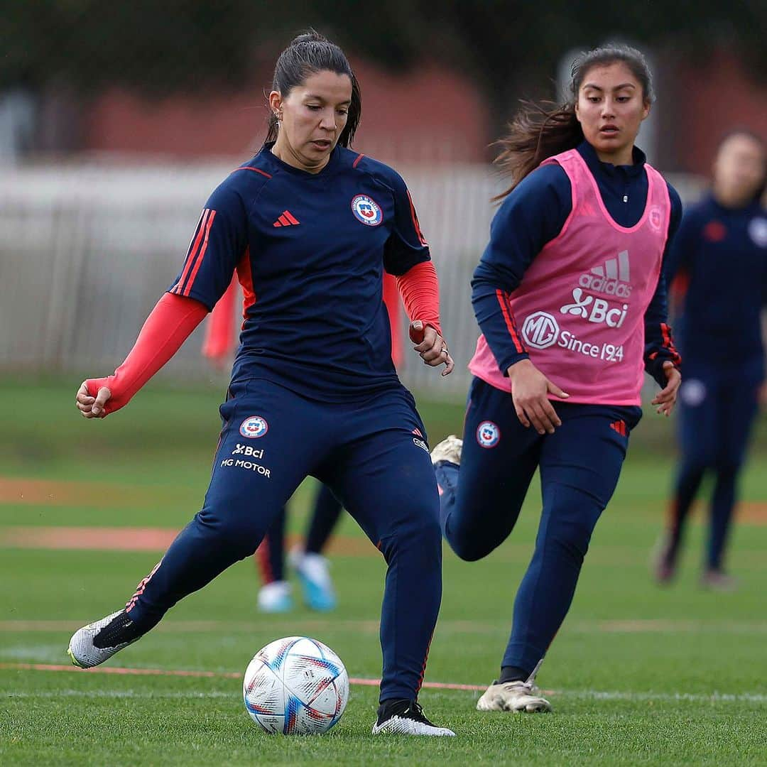 サッカーチリ代表チームさんのインスタグラム写真 - (サッカーチリ代表チームInstagram)「👊 #LaRojaFemenina 🇨🇱⚽️ sigue con los entrenamientos en el microciclo de Fecha FIFA.   🔜 El próximo martes 18 tendremos una práctica de fútbol ante @stgomorningfem   📸 Carlos Parra   #VamosLaRojaFemenina #VamosChile」7月15日 9時21分 - laroja