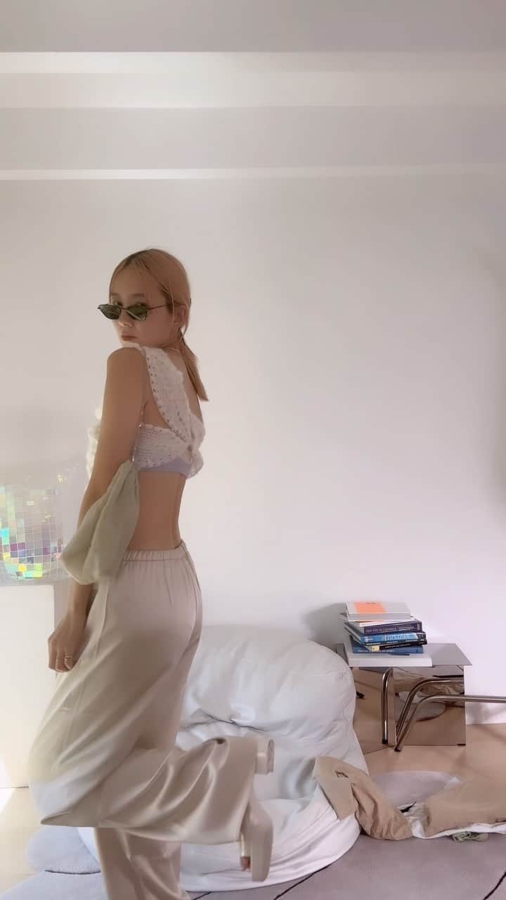 三苫愛のインスタグラム：「Get Ready With Me🥚🥚🥚 白がテーマのメイクとファッション🕶️ 色をテーマにするとコーディネートしやすいかも🤔」