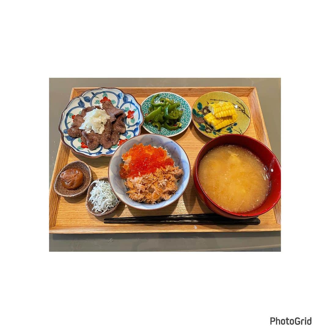 川村ひかるのインスタグラム：「❤︎ 土曜日の朝は8時半から習い事の為 しっかり食べる🍴  作り置きした鮭フレークといくら丼 あとはピーマン炒めととうもろこし 食後高血糖を抑える為のタンパク質は牛タンネギダレ 胃酸をだすのに梅干しもね。。  たくさん食べたら朝から私もエネルギー切れおこさず送迎できます。。 午前中は 習い事✖️2👦 オンライン勉強会2時間💻  健康管理のはじめの一歩は食後管理から しっかり食べて動くが大事ですね！  #和定食  #朝ごはん」
