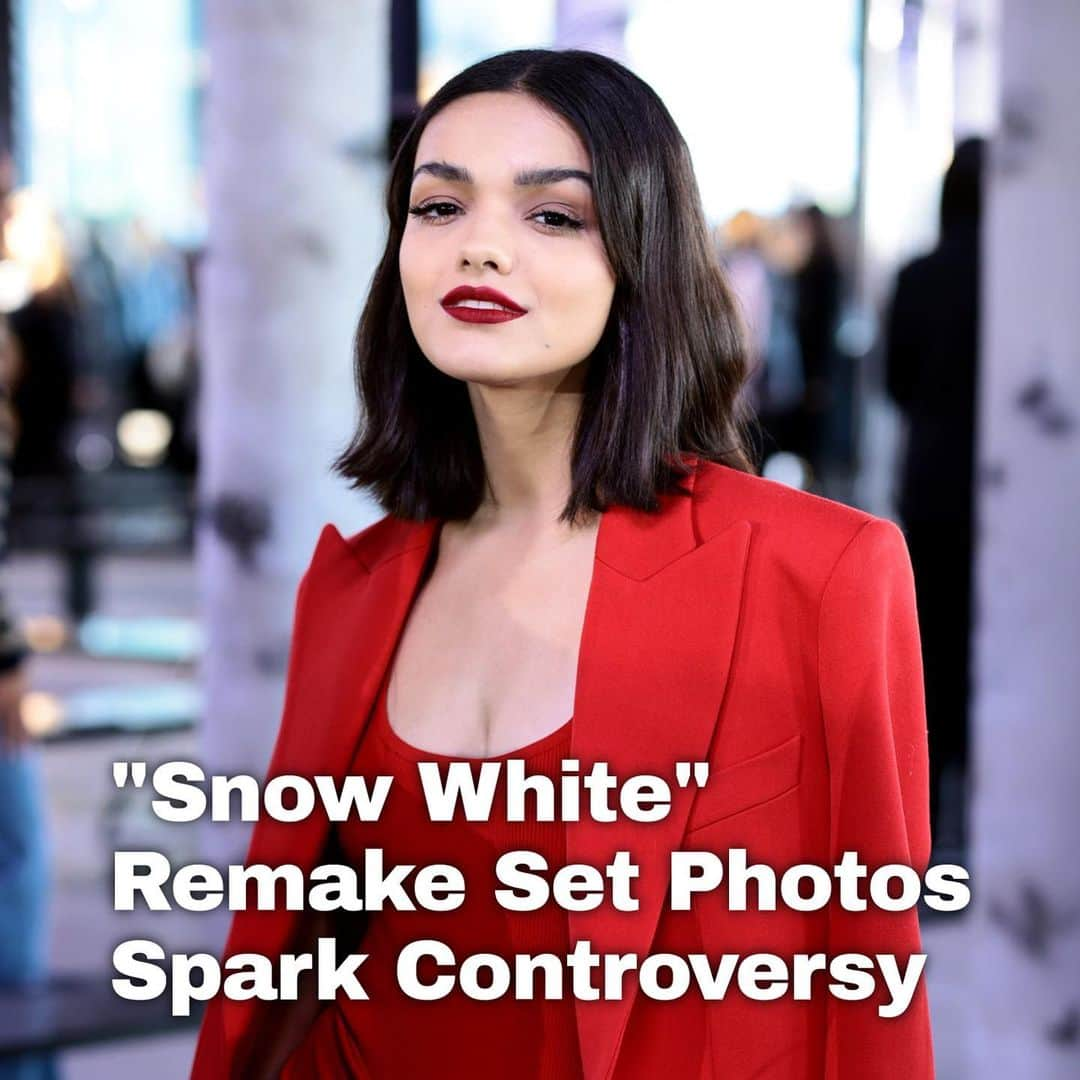 Just Jaredさんのインスタグラム写真 - (Just JaredInstagram)「New photos have emerged from the set of Disney's "Snow White" remake, which will star Rachel Zegler. Conservative media figures are in an uproar over the film being too "politically correct" after seeing the pics. All the details at the LINK IN BIO. #SnowWhite Photo: Getty」7月15日 9時24分 - justjared