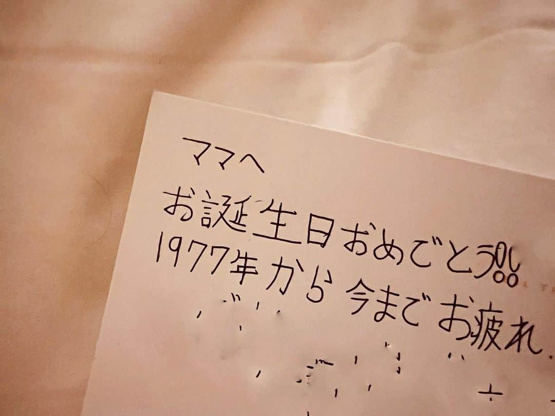 鈴木紗理奈さんのインスタグラム写真 - (鈴木紗理奈Instagram)「誕生日プレゼントを買ってくれようとしたので、物はいらん手紙が1番欲しいし嬉しい 、といつものように手紙をせがむ。  「お誕生日おめでとう‼︎ 1977年から今までお疲れ。」 から始まる斬新な手紙。笑 おもろすぎやろ いつも笑いと感動ありがとう。  #riototomama  （本人にこの部分だけ載せていいと許可もらったので載せてます）」7月15日 9時25分 - munehirovoice