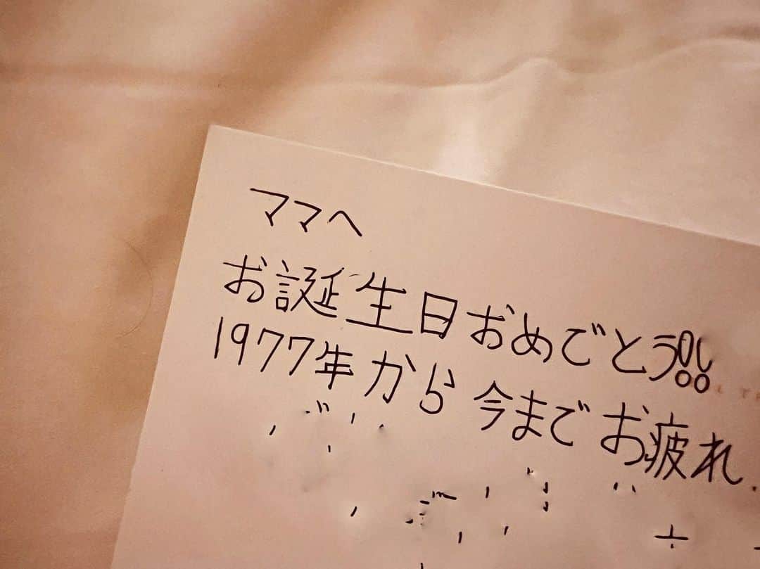 鈴木紗理奈のインスタグラム：「誕生日プレゼントを買ってくれようとしたので、物はいらん手紙が1番欲しいし嬉しい 、といつものように手紙をせがむ。  「お誕生日おめでとう‼︎ 1977年から今までお疲れ。」 から始まる斬新な手紙。笑 おもろすぎやろ いつも笑いと感動ありがとう。  #riototomama  （本人にこの部分だけ載せていいと許可もらったので載せてます）」