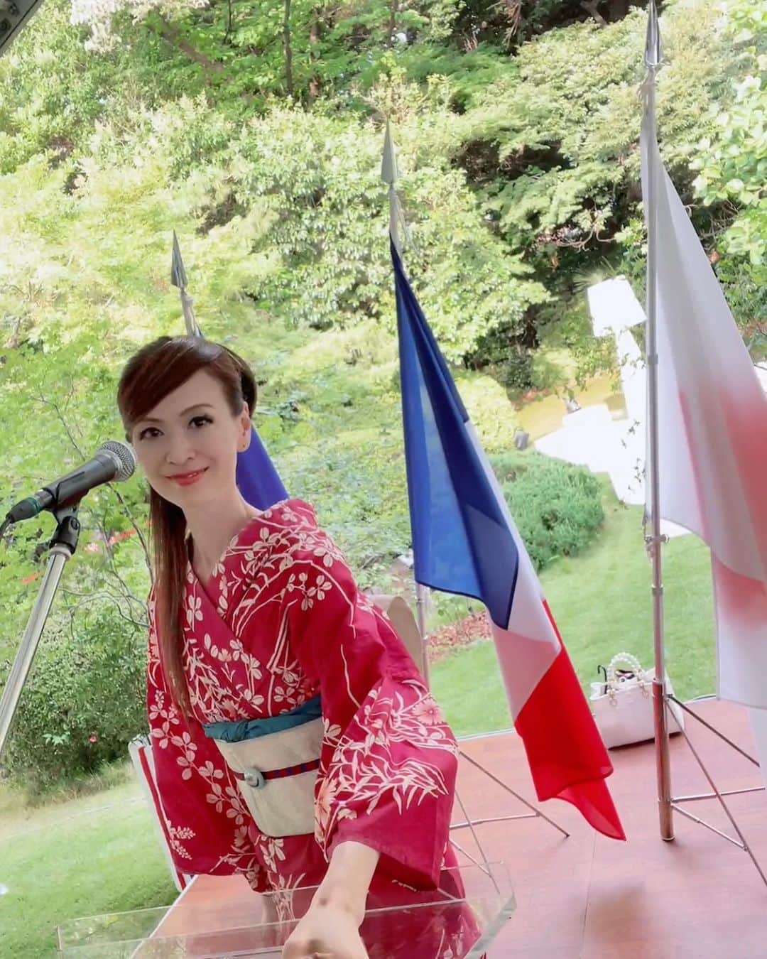 里井真由美さんのインスタグラム写真 - (里井真由美Instagram)「🇫🇷フランス大使館 大使公邸にて🇯🇵  7/14 、フランス独立記念日 祝賀会にお招き頂きました〜🙏🇯🇵感謝でございます  @ambafrancejp   祝賀会は4年振り。コロナ禍と、昨年は日本国の悲しい出来事があり中止でした。  なので、こうして1000人近くの方々が集い皆でお祝いできる事の喜びはひとしお。  フィリップ・セトン駐日フランス大使のご挨拶に始まり、乾杯と同時に華やかに開催〜  会場のお料理はフランスにご縁多いホテル、レストラン、パティスリー、ブーランジェリー、チーズ、お酒、ドリンク　etc...  テラスでは在日フランス大使館総料理長、 セバスチャン・マルタン氏のお料理も堪能させていただきました  @chef.sebastien.martin   帝国ホテルさんがカスレをお出しになっていて、杉本総料理長とお写真撮らせて頂きつつ頂きました。おいしかった〜　❤️  パレスホテルさんのチキンもおかわりしたほど。笑　斎藤総料理長ご自身がお料理をサーブされていて、何とも贅沢な祝賀会〜  テラスではフランス大使館総料理長や  FUJIMORI ふじ森　パンも安定の存在感です。メゾンカイザーさん、PAULさんたちもいらしていて、パンとチーズとワインがエンドレスループ🇫🇷🍞🧀🍷🇫🇷  スイーツはフレデリックカッセルさん、ピエールエルメさん、アングランさん etc.. 盛りだくさん♡ 安定のネスプレッソさんも〜  お写真は 小池都知事、服部先生、 ご一緒でき感謝でございます。  会場では　樋口総料理長、くろにゃんちゃん、金井シェフ、菊池シェフ、 ありがとうございました。　  。。。  食を通じて、日仏友好に繋がる存在になりたいです。なるぞ！頑張るぞ〜  。。。  連休の方も多いのかしら 楽しみましょうね〜  。。。  #714#フランス独立記念日 #フランス革命記念日 #フランス#フランス大使館#フランス料理 #france #里井真由美#フードジャーナリスト里井真由美 #japan#japantravel  #ambafrancejp#着物#japanese#japanesegirl #kimono#バリニーズバッグ#着物でお出かけ#ゆかた女子 #着物女子」7月15日 9時26分 - mayumi.satoi