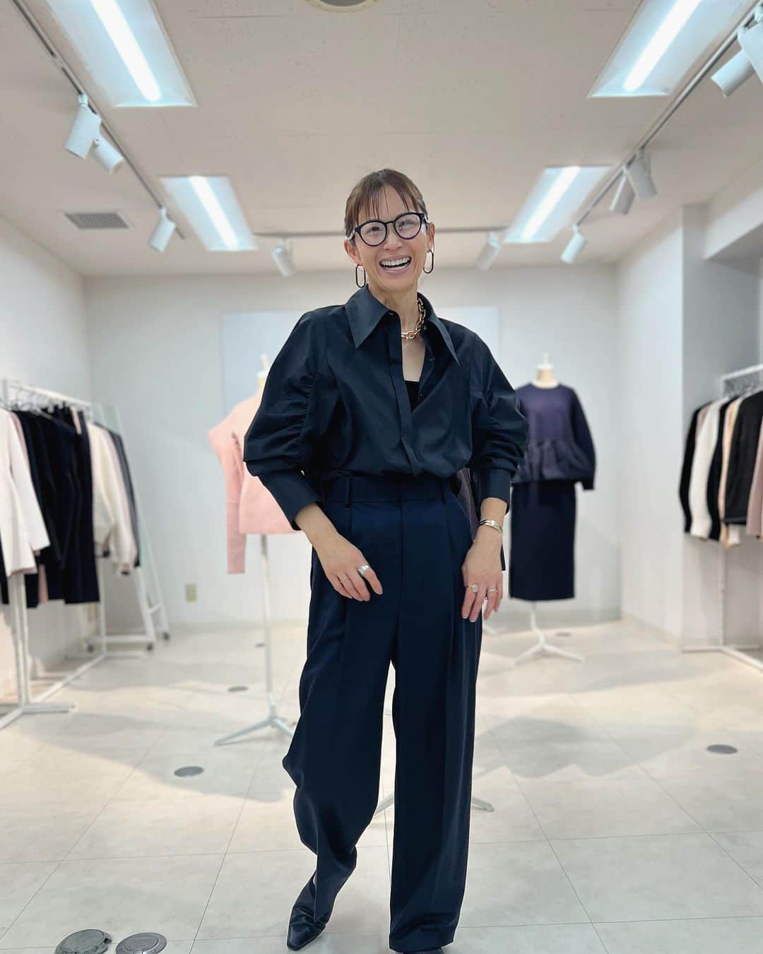 畑野ひろ子のインスタグラム：「@newans.official 展示会へ 毎シーズン、シャツを何枚か更新しますが、今回はこの袖のシャーリングが素敵な一枚を選びました。 ノベルティのブルーカット👓も、嬉しいな🤓」