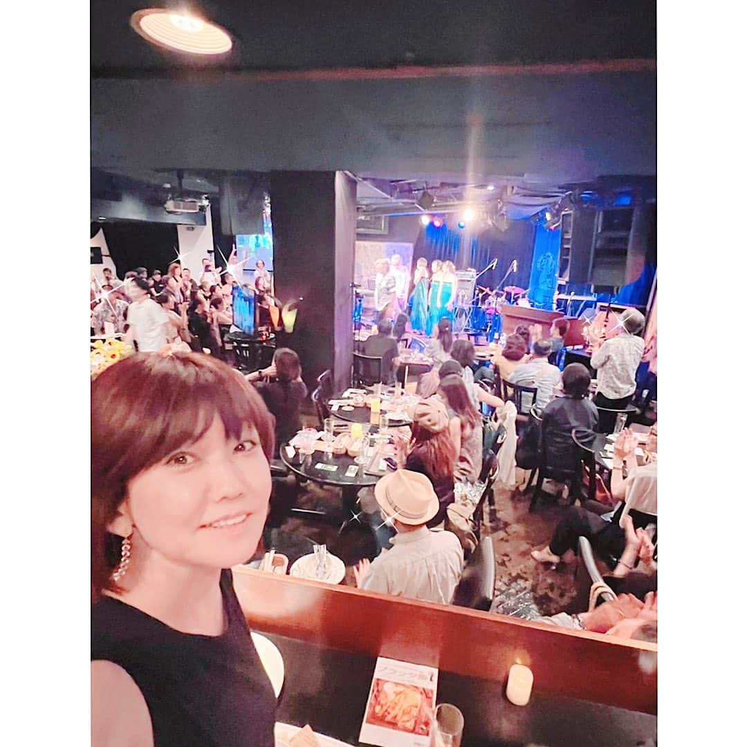 松本伊代のインスタグラム：「昨夜は アマゾンズさんのLIVEに 酔いしれて😍  素敵だったな💓  #アマゾンズさん最高 #LIVE #東海テレビスイッチ！ #トラのポーズ #高井一　 #お天気ジョージさん #速水アナ　 #前田アナ」