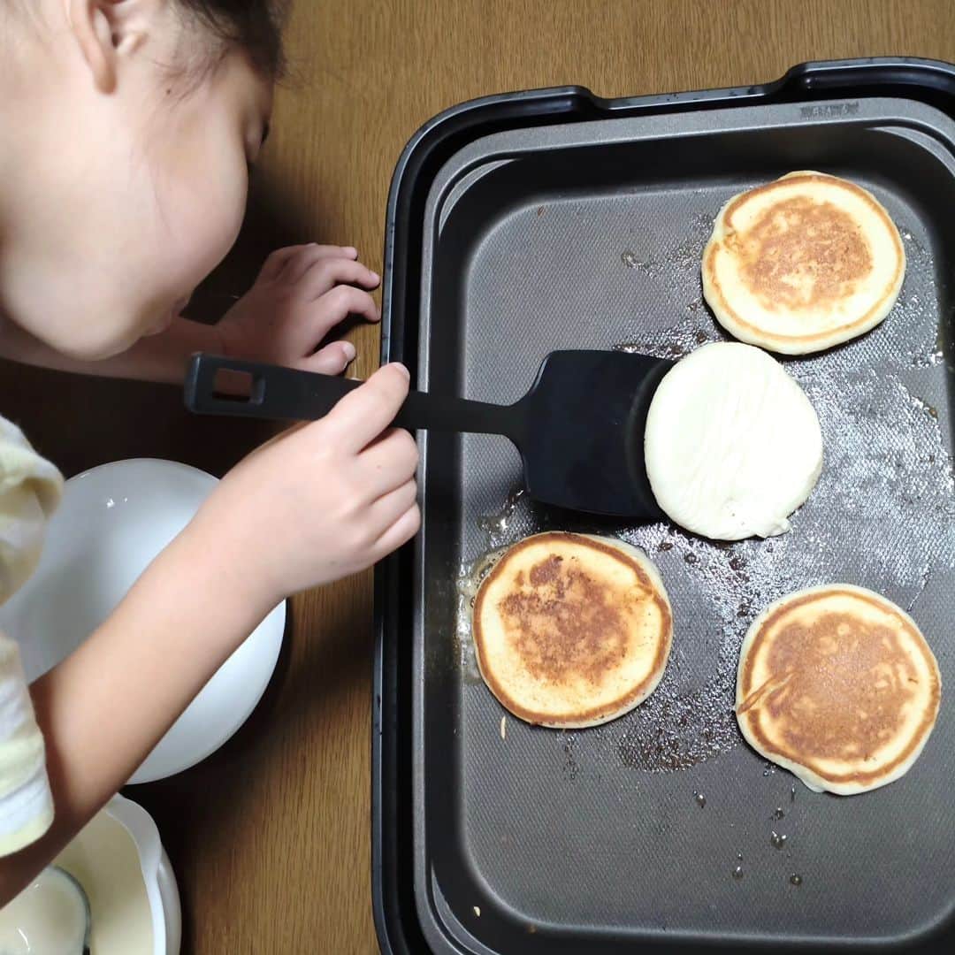 くぼてんきさんのインスタグラム写真 - (くぼてんきInstagram)「朝から焼いてくれてます  #朝から娘が #パンケーキ #ホットケーキ #焼き加減チェック」7月15日 9時33分 - kubotenki