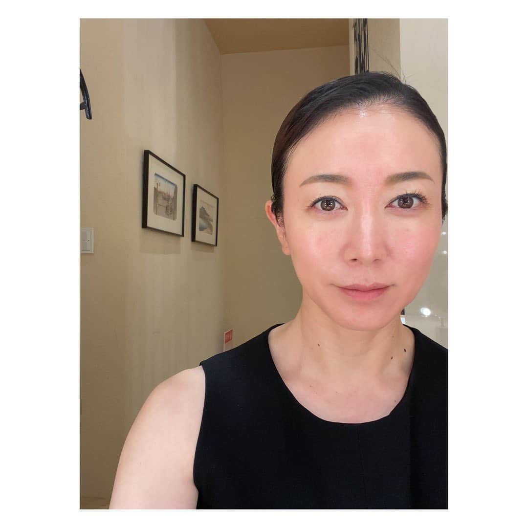 田中雅美さんのインスタグラム写真 - (田中雅美Instagram)「とてもお久しぶりに東京ヒルズクリニック　@tokyo_hills_clinic にて 杉浦先生の診察を受けさせていただきました。  ・ ・ ここ最近、 急激に、 お肌の老化を感じていたけど、 何もしていなくて、 むしろ諦めな気持ちになってどんどん適当だったスキンケア。。  ・ ・ これからどうしていこうかと相談に乗っていただき、個々に対処法があることを聞いて、希望が持てました。。  ・ ・ 2枚目は、スキントリートメント後。 （アプリは使用しています😆笑）  ・ ・ 何事も継続しなければなことは分かっているけど、つい疎かになりがちなアンチエイジングケア…。 事実これからもっと加速すると思うので、意識的に行動しなくちゃと思ったのでした。。  ・ ・ 東京ヒルズクリニックさん、杉浦先生、いつもありがとうございます✨  #スキンケア #東京ヒルズクリニック #tokyohillsclinic  #老化対策」7月15日 9時36分 - tanakamasami_official