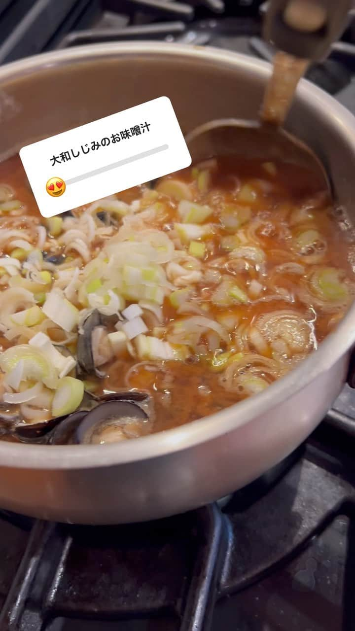 早見優のインスタグラム：「Morning soup for the soul Miso soup with shijimi clams  #morning #breakfast #miso #misosoup #味噌汁 #clams #しじみ #japan #food #japanesefoods」