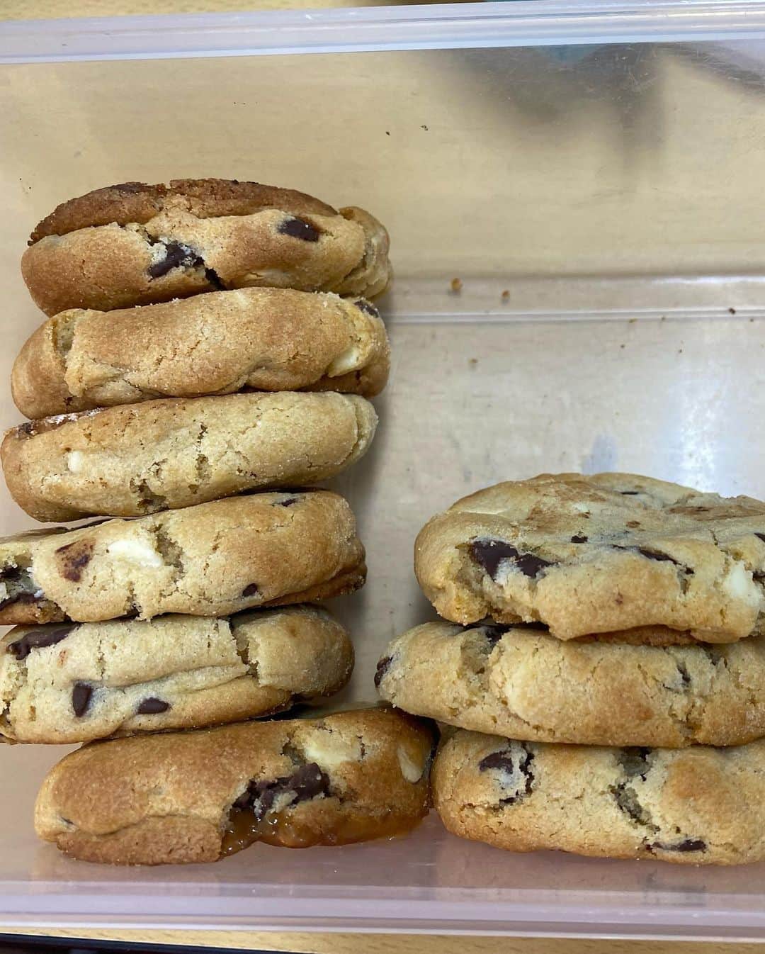 里村明衣子さんのインスタグラム写真 - (里村明衣子Instagram)「Nina brought us cookies from London🇬🇧 @ninasamuels123 Homemade cookies are really delicious🍪 You should open a café shop 😉 #SENJO」7月15日 9時37分 - meiko_satomura