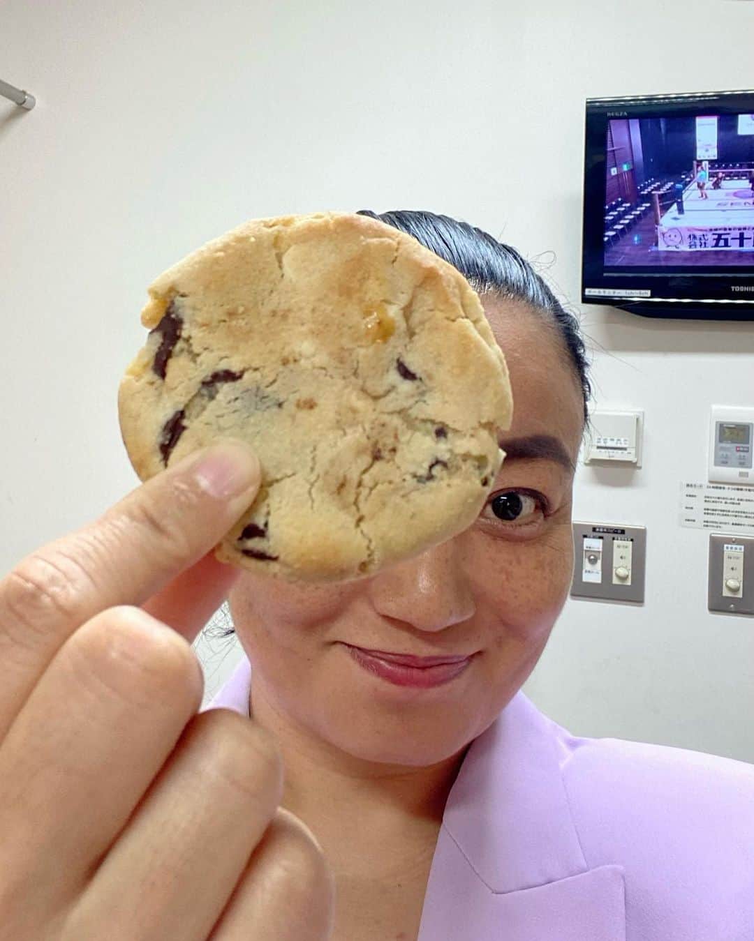 里村明衣子さんのインスタグラム写真 - (里村明衣子Instagram)「Nina brought us cookies from London🇬🇧 @ninasamuels123 Homemade cookies are really delicious🍪 You should open a café shop 😉 #SENJO」7月15日 9時37分 - meiko_satomura