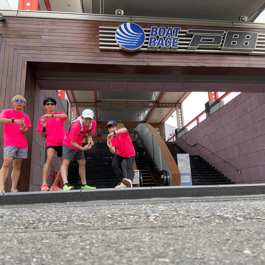 ぱつこのインスタグラム：「ある日のぱつラン🏃‍♀️✨ この日は20キロをゆるりと走ってからボードレース戸田に遊びに行きました🚤🩷  ぱつこはランニングも好きですがボードレースも大好きなので、ボードレースの楽しさや選手の抜群の運動神経の良さとかトレーニングの凄さとかを伝えたくて年に1.2回ボードレースをぱっちゃんずに紹介します笑  何回か来てくれている人はルールも何となくわかってきて自分流の舟券を買ったり、ビギナーの人はぱつこのアーダコーダの展開予想を参考にとりあえず3連複買ったりと、各々の楽しみ方をしていて私は嬉しいです☺️🩷笑  準優戦のレースの様子を隠し撮りされていましたがそれはファンクラブ限定に留めておくことにします。笑  この日は暑くてちょくちょく休憩したり、コンビニでアイス買って食べたり、博物館で休憩したり、30万手に入ったらどうする？っていうお題で盛り上がったり、靴下忘れて途中まで裸足で走ったり（おい）と色々楽しかったな〜🥰  また走りたいっ！！！！ 参加してくれたみんなありがとうー！！！✨」