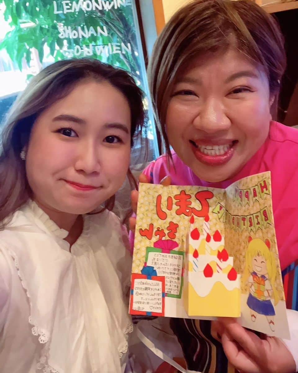 八つ橋てまりさんのインスタグラム写真 - (八つ橋てまりInstagram)「デブカリ✨  今回、親子で依頼して頂きました😊  わたしが、この間バイトで入った北千住のYOSHIへ🍝  ここは、野菜が新鮮でとっても美味しい✨  話しは戻って😊 今日は、じょーくんも一緒に参加させてもらったのですが、改札から出てきた二人を見てすぐに、ママに抱きついていくという慣れっぷり😂  娘ちゃんと手を繋ぎながら、お店に向かい、二人に沢山甘えて、じょーも上機嫌でした✨  二人の優しさに感謝です❤️  お話しながら、本当に人生はいろんなことがあって今があるんだなって思いました。  強く見せるも、弱さを出すことも、自分の感情とうまく付き合うって本当に大事なんだなって思いました。  わたしは、それを40才で知ったから今が凄い楽しくて😁  二人と話してると、時間を忘れるくらい、私が癒されてしまった😂  娘ちゃんが手作りで誕生日カードを作ってくれた✨凄い嬉しかった😭😭😭  ありがとうございましたー✨ 次は、ちんぽうかん？笑  #デブカリ #3桁 #おでぶ #ぽっちゃり #八つ橋てまり #八ツ橋てまり  #北千住  #北千住グルメ #イタリアン #下町 #珍宝館」7月15日 9時48分 - temari.odebu