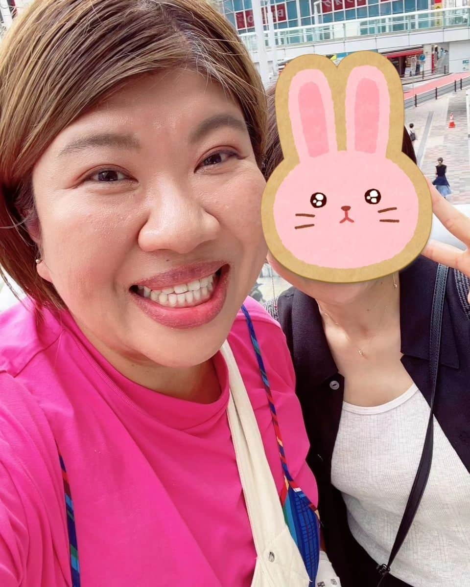 八つ橋てまりさんのインスタグラム写真 - (八つ橋てまりInstagram)「デブカリ✨  今回、親子で依頼して頂きました😊  わたしが、この間バイトで入った北千住のYOSHIへ🍝  ここは、野菜が新鮮でとっても美味しい✨  話しは戻って😊 今日は、じょーくんも一緒に参加させてもらったのですが、改札から出てきた二人を見てすぐに、ママに抱きついていくという慣れっぷり😂  娘ちゃんと手を繋ぎながら、お店に向かい、二人に沢山甘えて、じょーも上機嫌でした✨  二人の優しさに感謝です❤️  お話しながら、本当に人生はいろんなことがあって今があるんだなって思いました。  強く見せるも、弱さを出すことも、自分の感情とうまく付き合うって本当に大事なんだなって思いました。  わたしは、それを40才で知ったから今が凄い楽しくて😁  二人と話してると、時間を忘れるくらい、私が癒されてしまった😂  娘ちゃんが手作りで誕生日カードを作ってくれた✨凄い嬉しかった😭😭😭  ありがとうございましたー✨ 次は、ちんぽうかん？笑  #デブカリ #3桁 #おでぶ #ぽっちゃり #八つ橋てまり #八ツ橋てまり  #北千住  #北千住グルメ #イタリアン #下町 #珍宝館」7月15日 9時48分 - temari.odebu