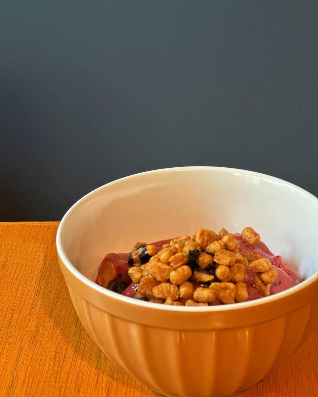 香坂みゆきさんのインスタグラム写真 - (香坂みゆきInstagram)「Berry bowl💕 ミックスベリー バナナ 蜜柑 ごろグラ  今日も元気に〜 あっ連休だね❗️ 楽しい時間を🤲  #ベリー  #朝ごはん  #バイタミックス  #❤️」7月15日 9時48分 - miyuky__way