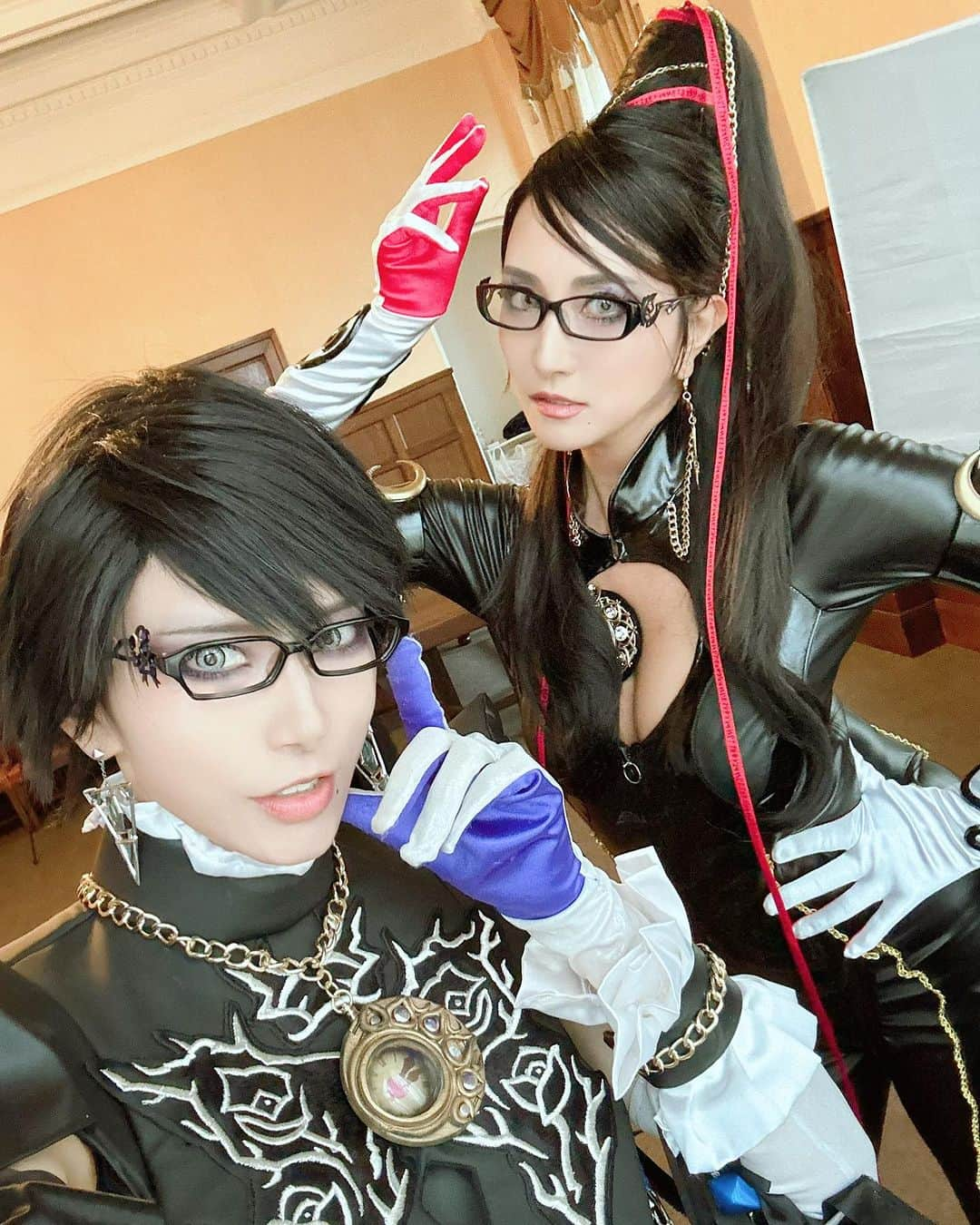 鷹村アオイさんのインスタグラム写真 - (鷹村アオイInstagram)「Bayonetta  cosplay💋💋💋  ベヨネッタ1 テレジアさん　@red_theresia  ベヨネッタ2 鷹村アオイ  #ベヨネッタコスプレ #bayonettacosplay #ベヨネッタ #bayonetta」7月15日 9時44分 - aoi_takamura