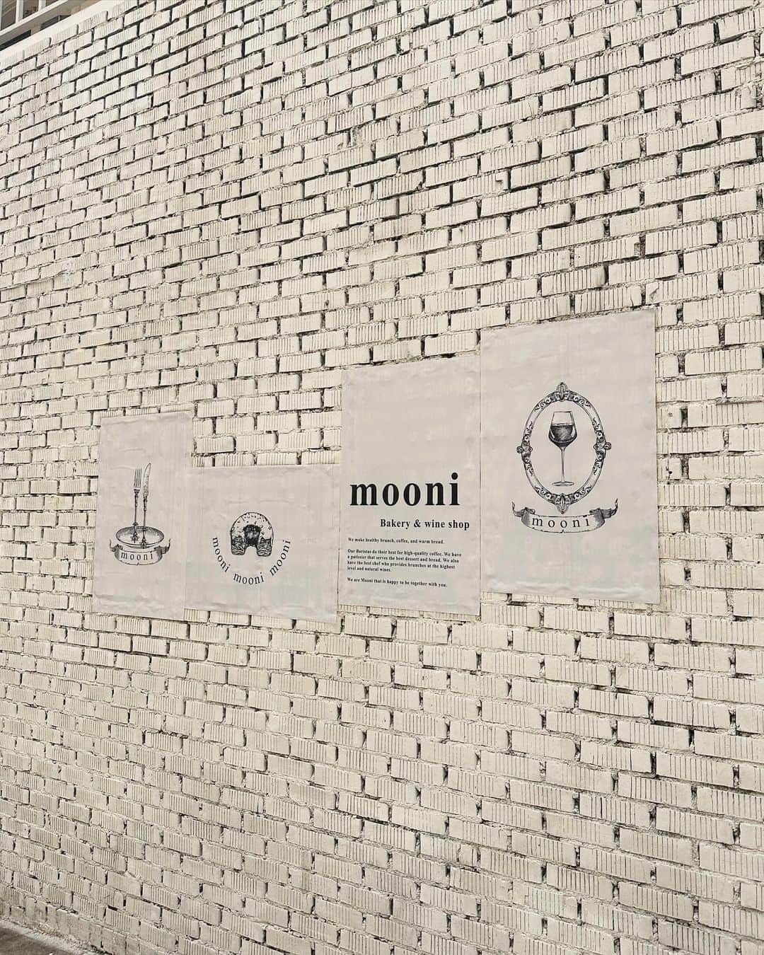 雪村彩音さんのインスタグラム写真 - (雪村彩音Instagram)「. 韓国・狎鴎亭 『MOONI(무니)』 . 写真映え最強、、、！ 日本にもこんなカフェほしい😭🩷 クロナッツやシェイクなど、、、 メニューも写真映え◎ . サーモンピンクのドアが可愛いすぎる洋風のお店✨✨ 階段踊り場の天井には大きなシャンデリアもありました◎ 3階＋ルーフトップでホテルみたいなカフェ☕️ . ▼住所 서울 강남구 압구정로56길 16（ソウル特別市 江南区 狎鴎亭路 56ギル 16） . 水仁・盆唐線 狎鴎亭ロデオ駅5番出口から徒歩約1分 . . #bakerycafemooni #mooni #ベーカリーカフェ #무니 #무니토 #狎鴎亭 #狎鴎亭ロデオ #狎鴎亭カフェ #アックジョン #アックジョングルメ #アックジョンカフェ #홍대입구역 #홍대 #홍대카페 #카페 #카페스타그램 #케이크 #에이드 #韓国 #韓国旅行 #韓国グルメ #韓国カフェ #ソウルカフェ #seoul #korea #korean #koreatravel #travel #koreafood」7月15日 9時44分 - ykmrayn411